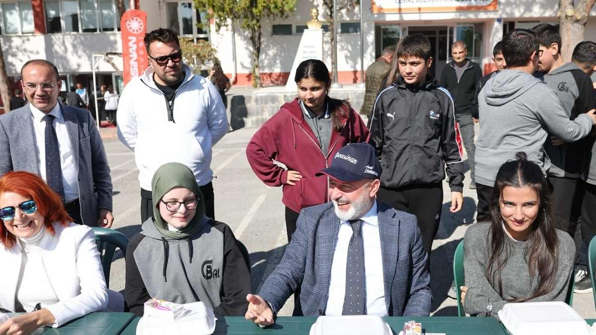 Başkan Çolakbayrakdar 'Güçlü Türkiye’yi Gençlerle Inşa Edeceğiz'