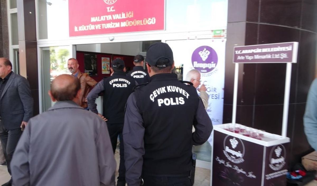 Chp Malatya İl Kongresi'nde Arbede Çıktı! Yumruklar Havada Uçuştu (2)
