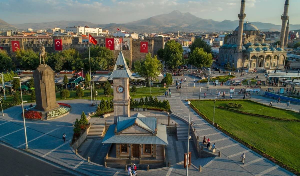  Başkanı Ömer Gülsoy: Şehrimize giren 1'TL dahil benim için döviz demektiranı