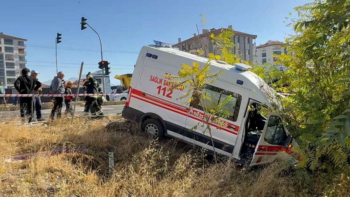 Hastaneye Giden Doktor Ambulansla Çarpıştı 1’I Doktor 7 Kişi Yaralandı!4