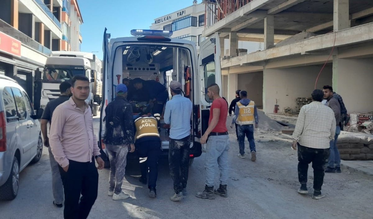 İnşaatta Yüksekten Düşen Işçi Yaralandı (1)-1