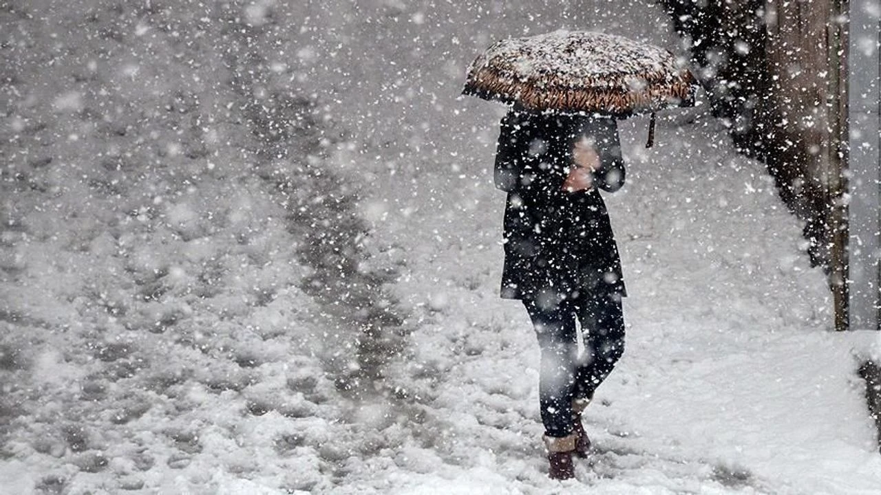 Uzmanlardan “Aralık Gibi Hava” Uyarısı
NTV Meteoroloji Uzmanı Dilek Çalışkan, “Karadeniz üzerinden soğuk hava girişi olacak. Hava aralık, ocak gibi hissedilecek. Egeliler bile rüzgârın etkisiyle üşüyecek,” dedi.
Uzman, hafta sonuna kadar özellikle yüksek rakımlı bölgelerde kar yağışının başlayabileceğini belirtti.