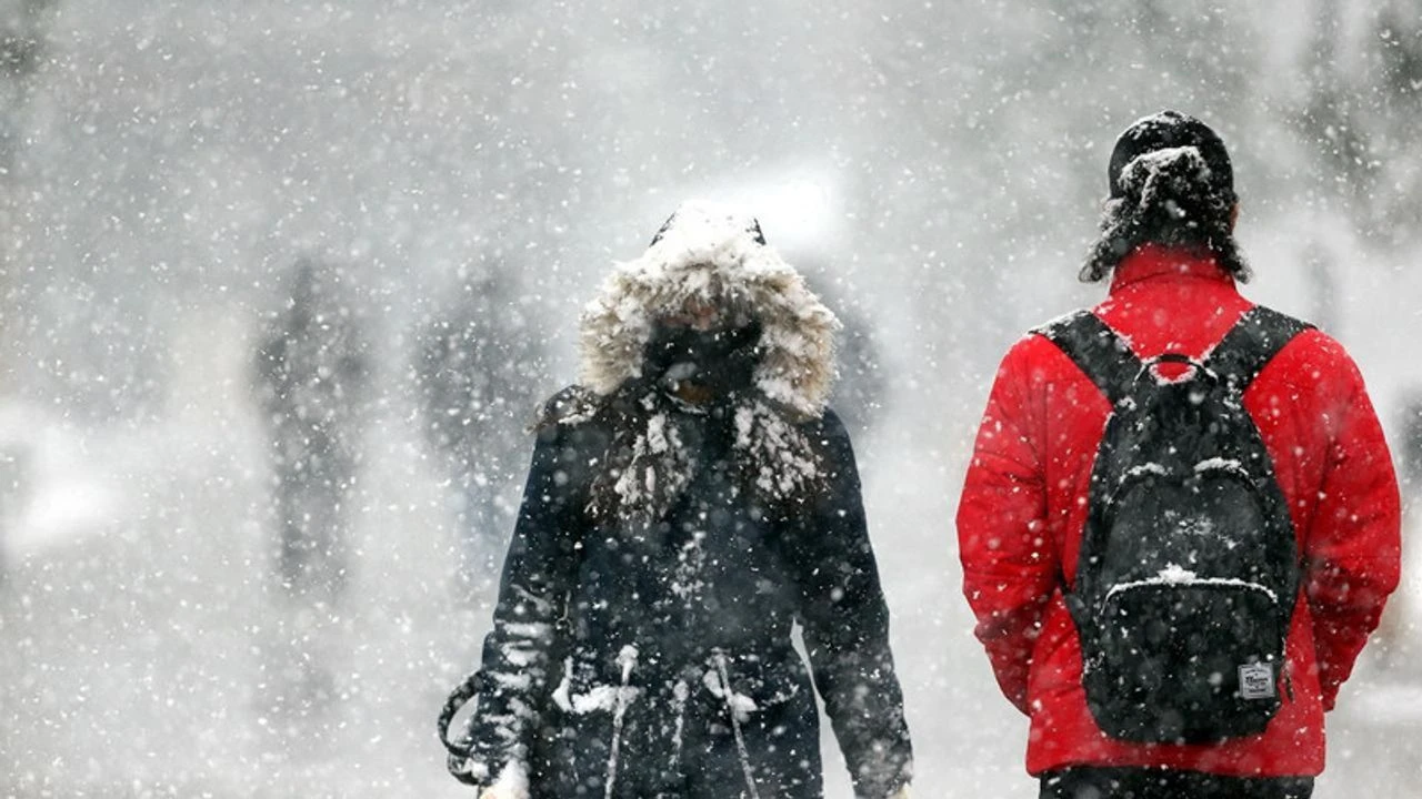 Meteoroloji Genel Müdürlüğü, Türkiye genelinde etkisini artıran soğuk hava dalgasına karşı yeni bir uyarı yayımladı. Buna göre, önümüzdeki günlerde hava sıcaklıkları mevsim normallerinin 6 ila 10 derece altında seyredecek.