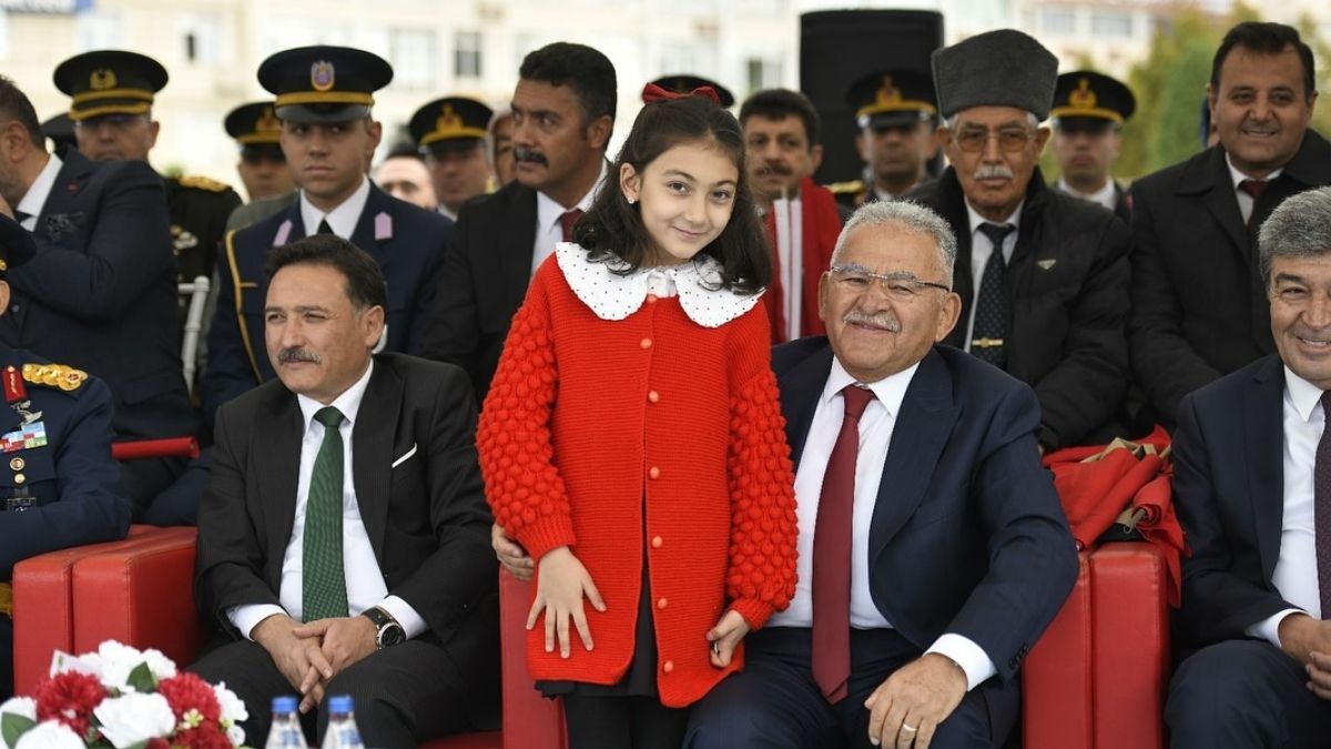 Tören boyunca vatandaşların yoğun ilgisiyle karşılanan Kayseri Büyükşehir Belediye Başkanı Dr. Memduh Büyükkılıç, özellikle çocuklar ve gençlerle hatıra fotoğrafları çektirerek Cumhuriyet Bayramı coşkusunu paylaştı.