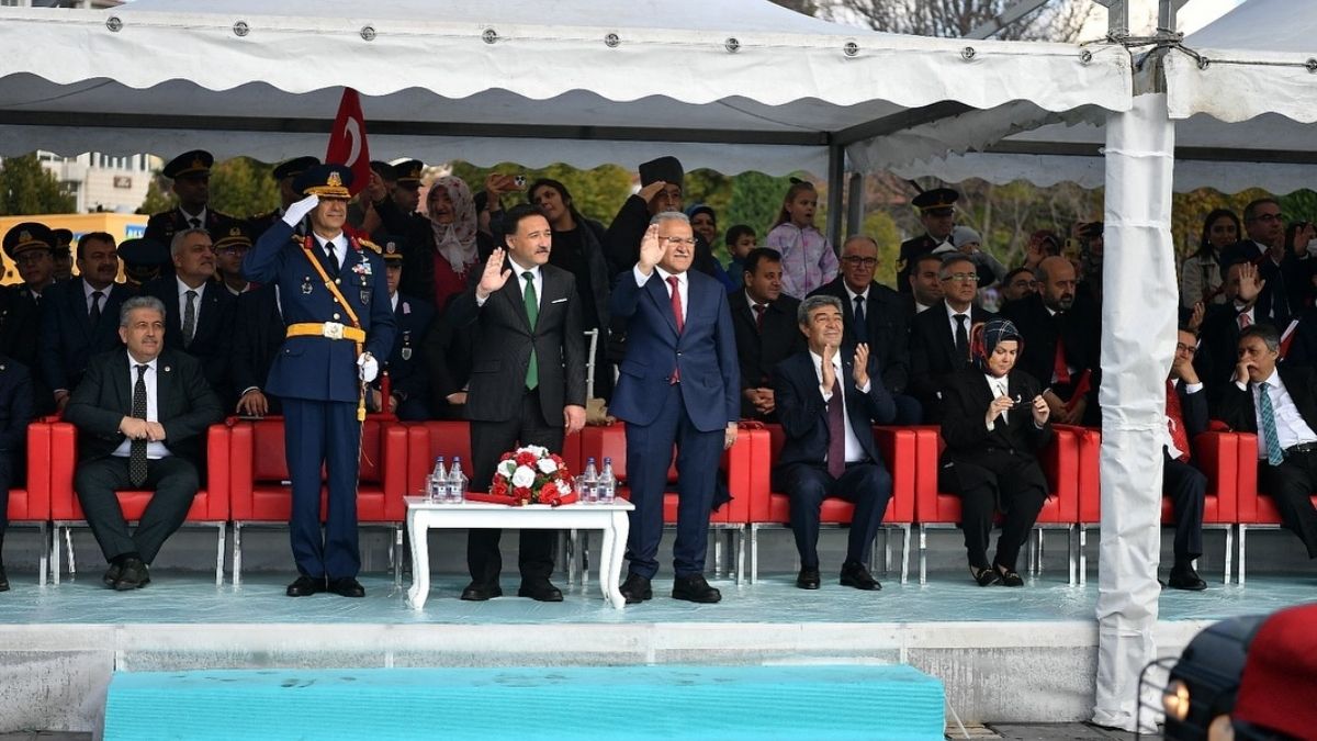 Törende konuşan Vali Gökmen Çiçek, “Kayseri’nin kalbinde, en büyük meydanında Cumhuriyetimizin 102’nci yıl dönümünü kutlamanın tarifsiz onur ve gururunu hep birlikte yaşamaktayız.” dedi.