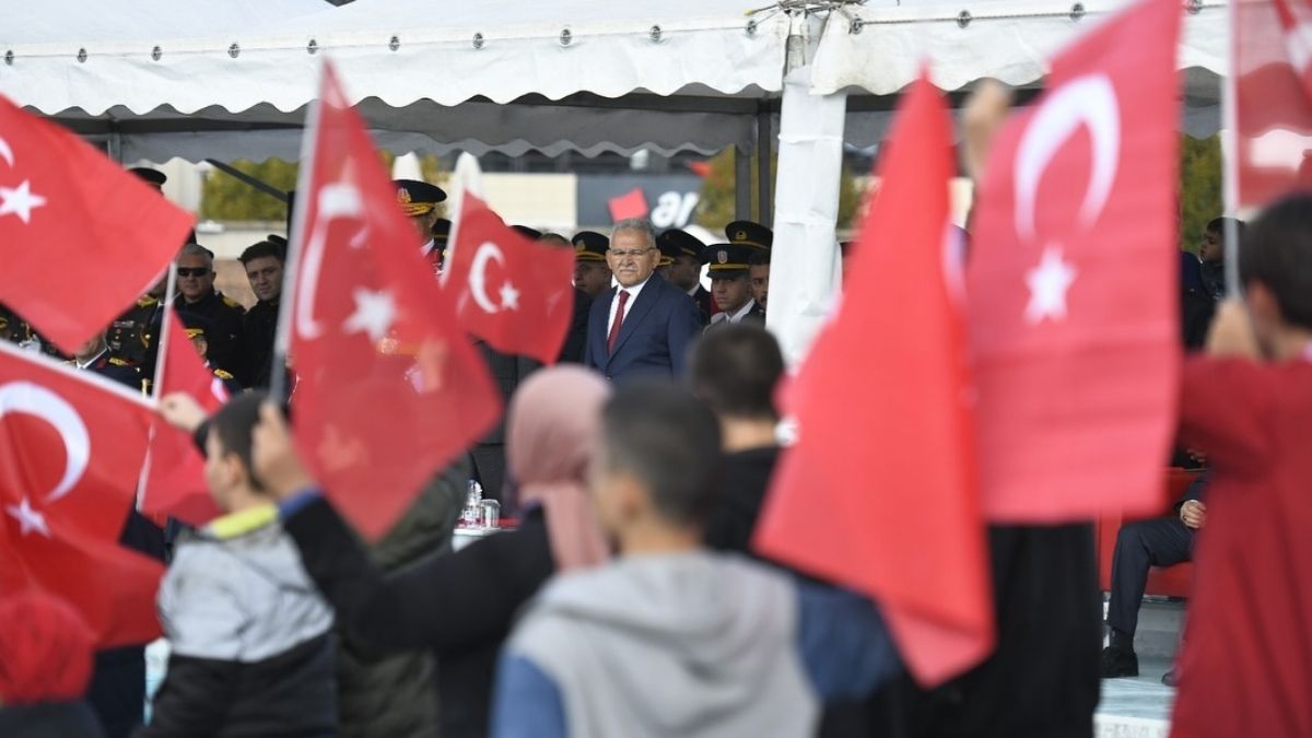 Valilikteki bayramlaşmanın ardından Cumhuriyet Meydanı’nda düzenlenen tören, saygı duruşu ve İstiklal Marşı’nın okunmasıyla başladı.