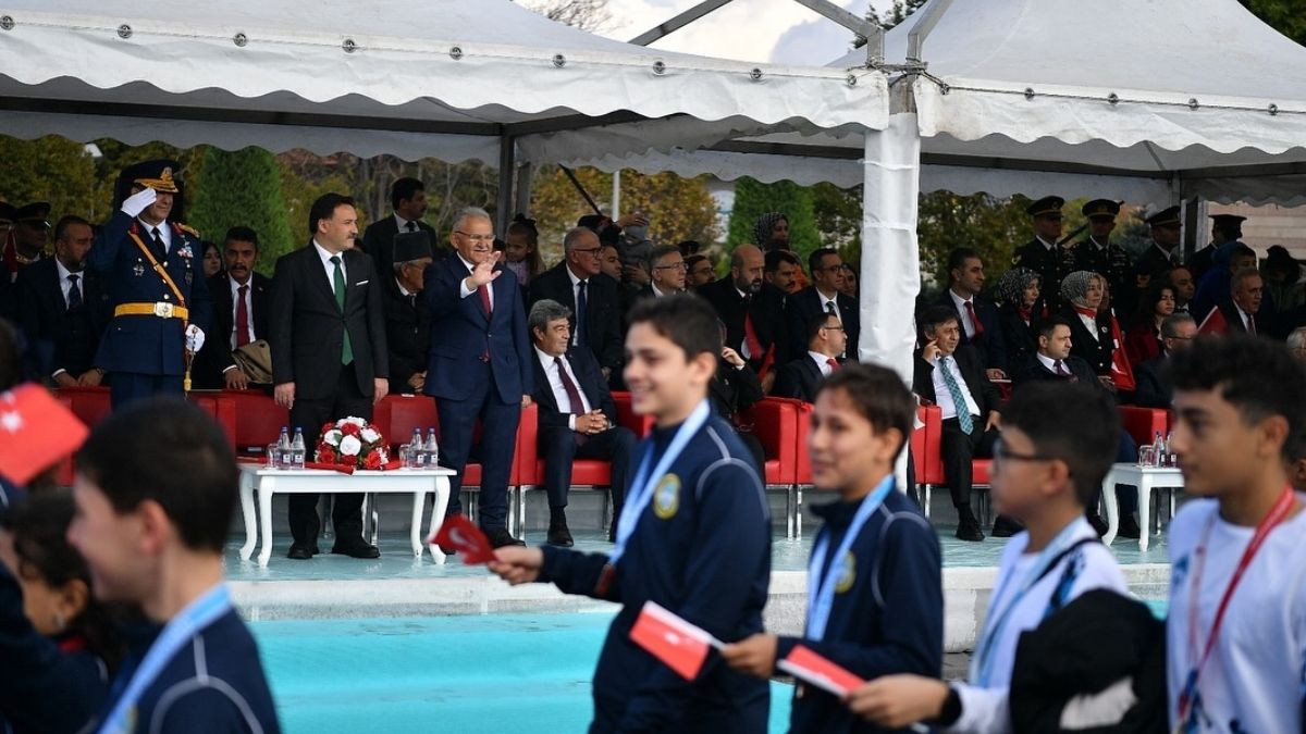 Etkinlikler kapsamında, her yıl düzenlenen geleneksel Cumhuriyet Tırmanışı’nda Erciyes Dağı zirvesinde dalgalandırılan Türk Bayrağı, tırmanış ekibi tarafından Vali Çiçek’e teslim edildi.