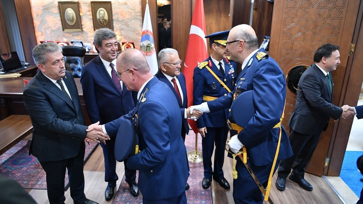 Kutlamalar sabah saatlerinde valilik makamında düzenlenen tebrikat töreniyle başladı.