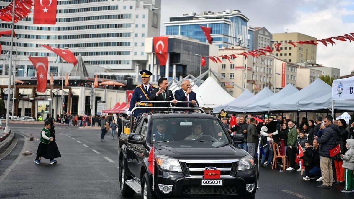 Vali Çiçek, Başkan Büyükkılıç ve Tümgeneral Kottaş, Sivas Caddesi ve meydan güzergâhında vatandaşları selamladı.