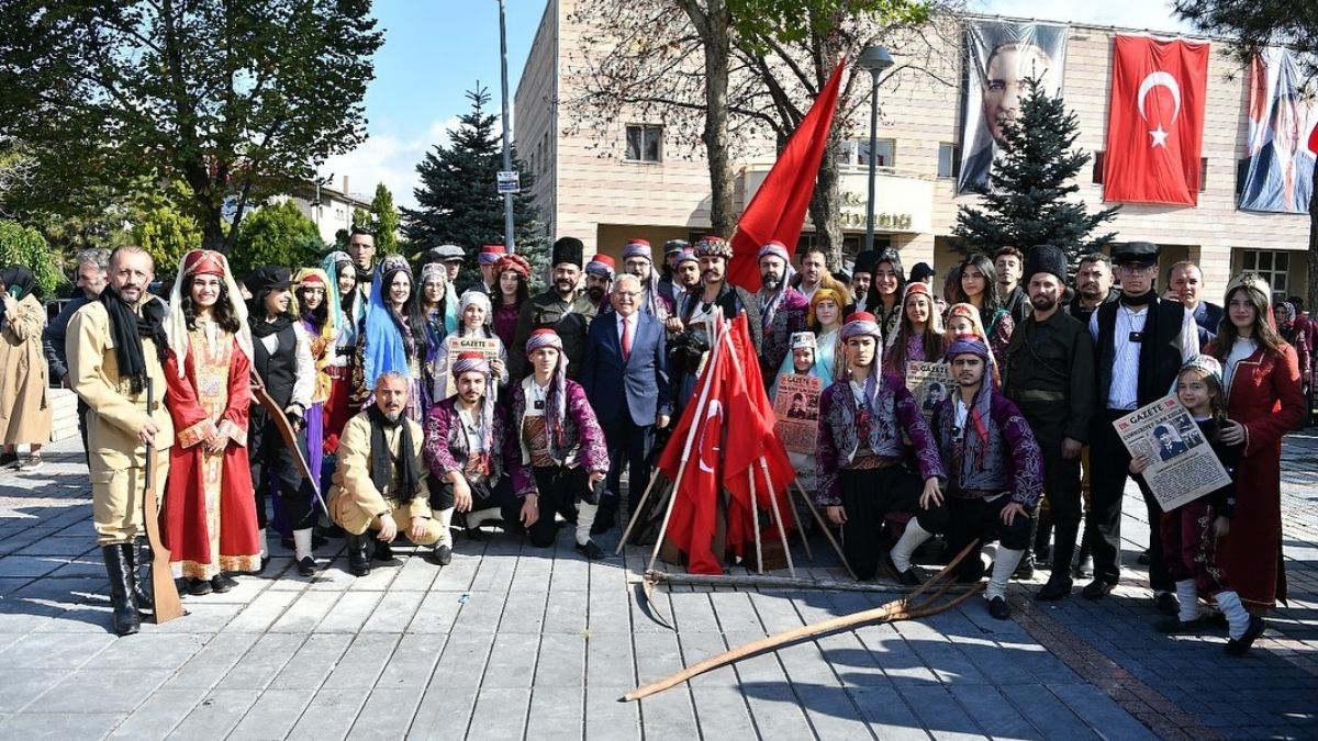 Kutlama programı, öğrencilerin şiirleri, “Cumhuriyetin Ruhu” temalı folklor ve tiyatro gösterileri, halk oyunları, karate kata performansı ve müzik dinletisiyle devam etti.