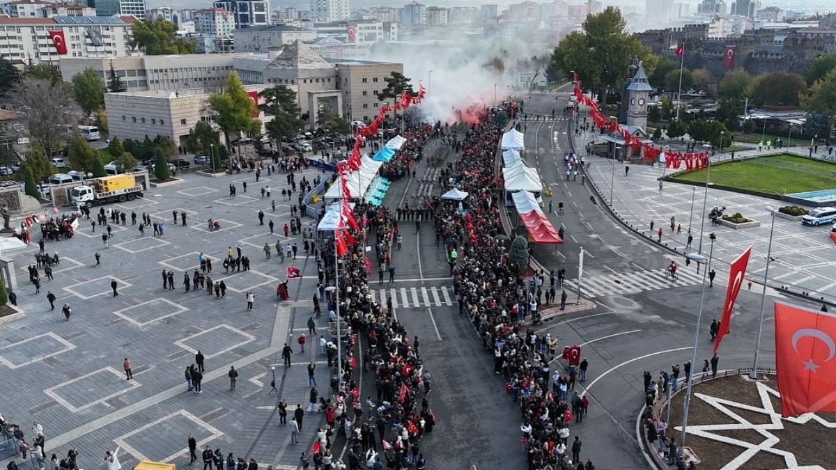 Cumhuriyet Meydanı’nda düzenlenen törenlere Kayseri Valisi Gökmen Çiçek, Garnizon Komutanı Hava Pilot Tümgeneral Kadircan Kottaş ve Kayseri Büyükşehir Belediye Başkanı Dr. Memduh Büyükkılıç başta olmak üzere kent protokolü ve çok sayıda vatandaş katıldı.