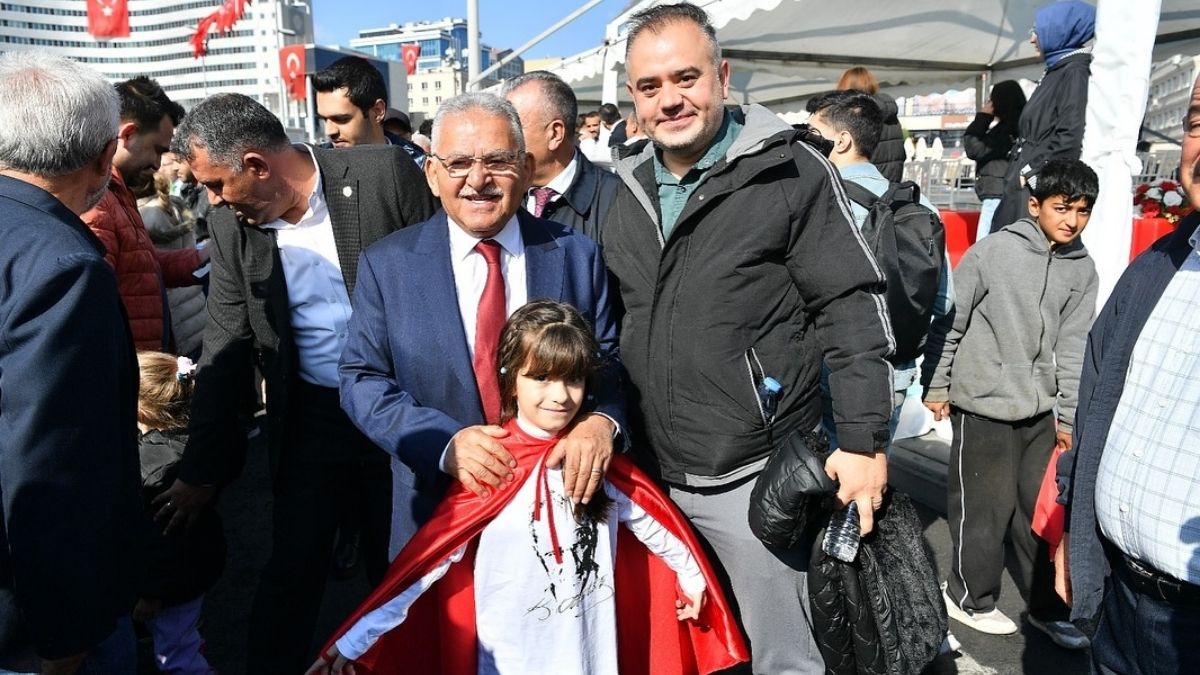 Başkan Büyükkılıç’ın samimi tavırları ve halkla iç içe görüntüleri, meydandaki kutlamalara ayrı bir renk kattı.