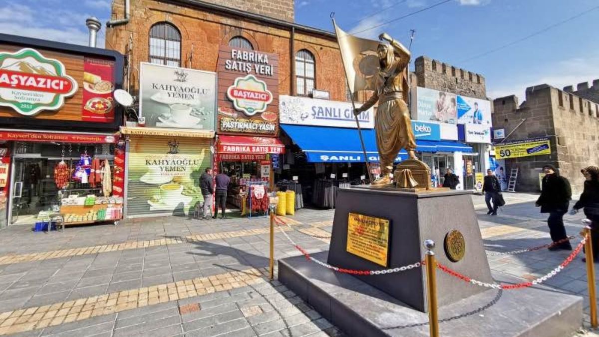 Kayseri Kadinlar Carsisi Heykeli (2)