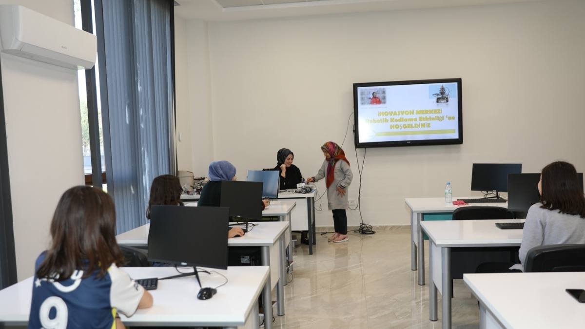 Kayseri Kocasinan’da Teknoloji Üssü Gençler Robotik Ve Yazılımla Buluşuyor!7