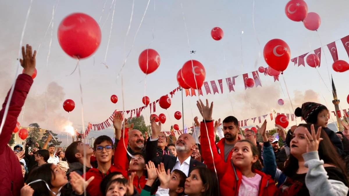 Kayseri Sokaklarında Cumhuriyet Rüzgarı Ay Yıldız Turunda Neler Yaşandı10