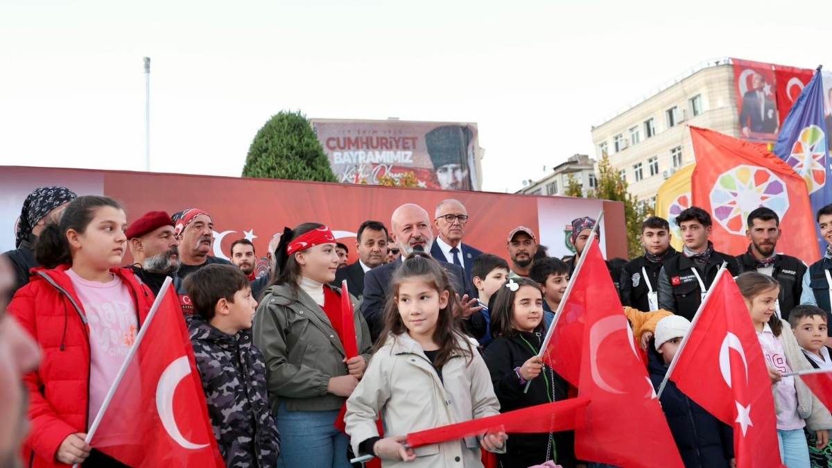 Kayseri Sokaklarında Cumhuriyet Rüzgarı Ay Yıldız Turunda Neler Yaşandı2