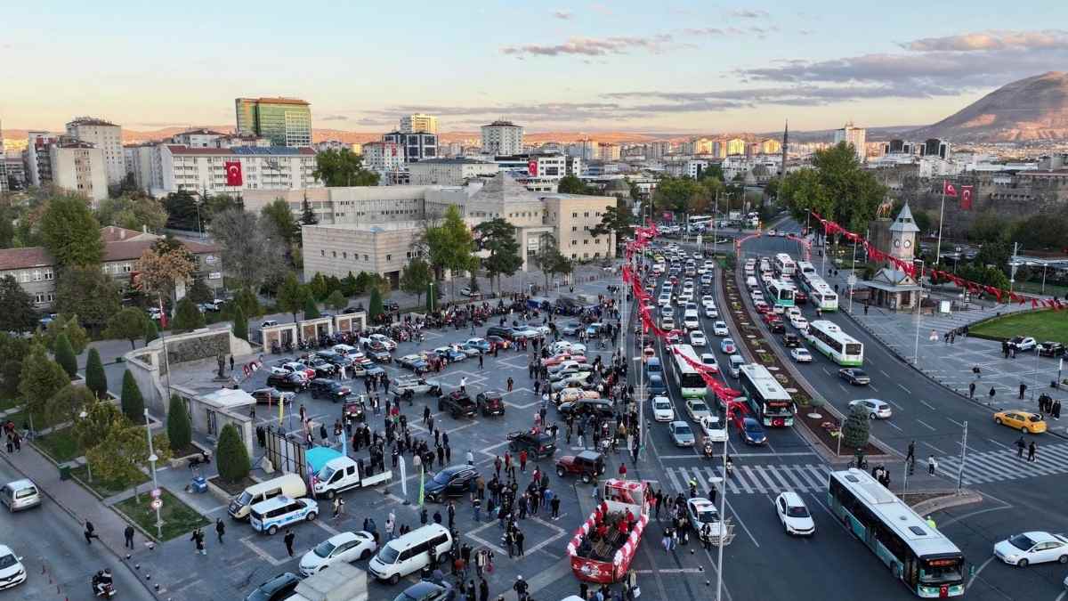 Kayseri Sokaklarında Cumhuriyet Rüzgarı Ay Yıldız Turunda Neler Yaşandı3