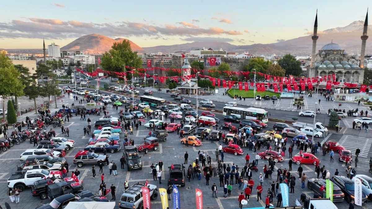 Kayseri Sokaklarında Cumhuriyet Rüzgarı Ay Yıldız Turunda Neler Yaşandı4