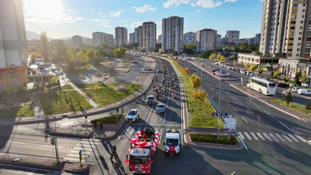 Kayseri Sokaklarında Cumhuriyet Rüzgarı Ay Yıldız Turunda Neler Yaşandı6