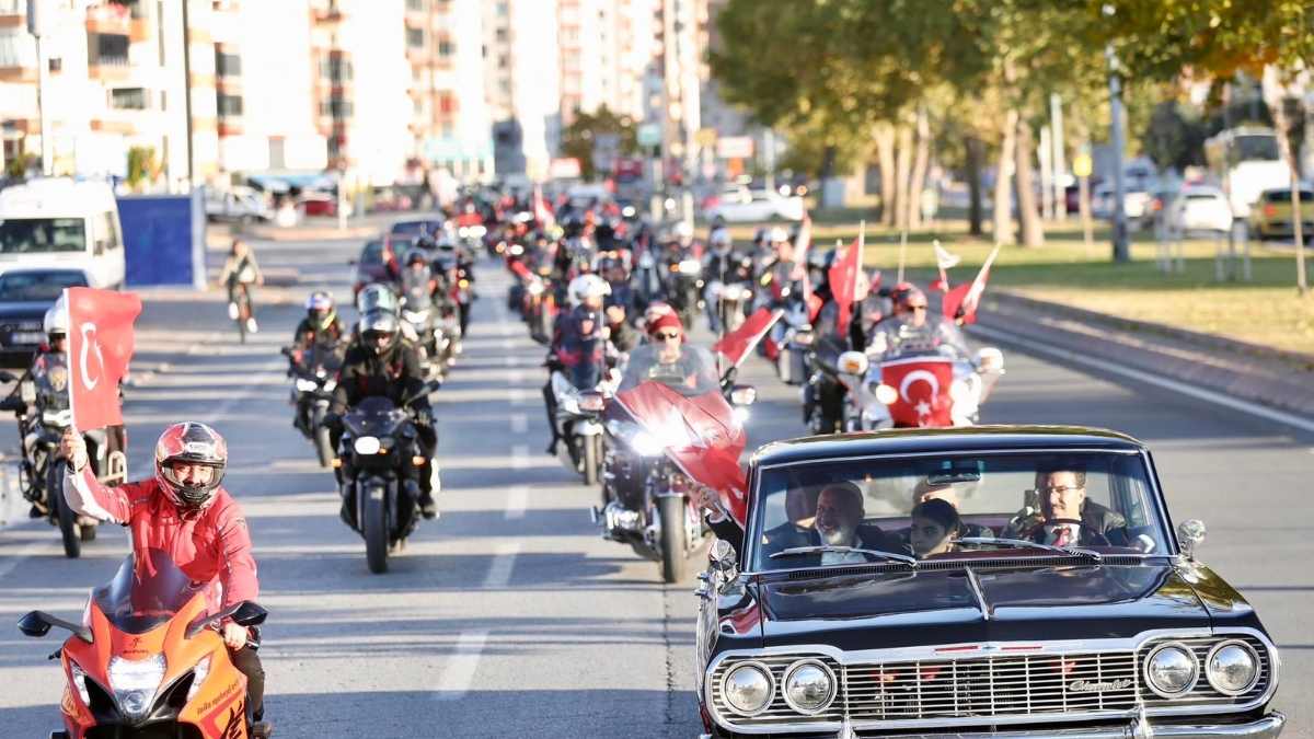 Kayseri Sokaklarında Cumhuriyet Rüzgarı Ay Yıldız Turunda Neler Yaşandı9