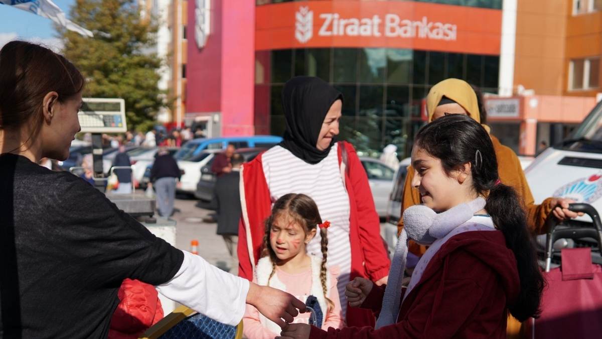 Kayseri’de Cumhuriyet Coşkusu Deva Partisi Belsin'e Stant Kurdu4