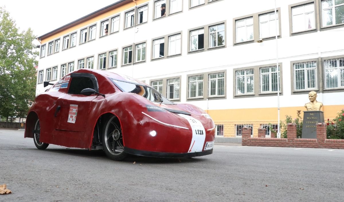 Kayseri'de Liseli Öğrencilerden Yerli Elektrikli Araç Lexa (2)
