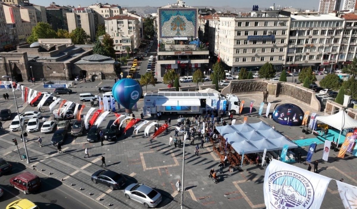 Kayseri’de Mobil Dijital Gençlik Merkezi Açıldı (1)
