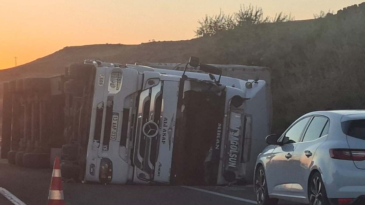 Kayseri’de Sarımsaklı Barajı Önünde Kaza Devrilen Tır Trafiği Kilitledi!