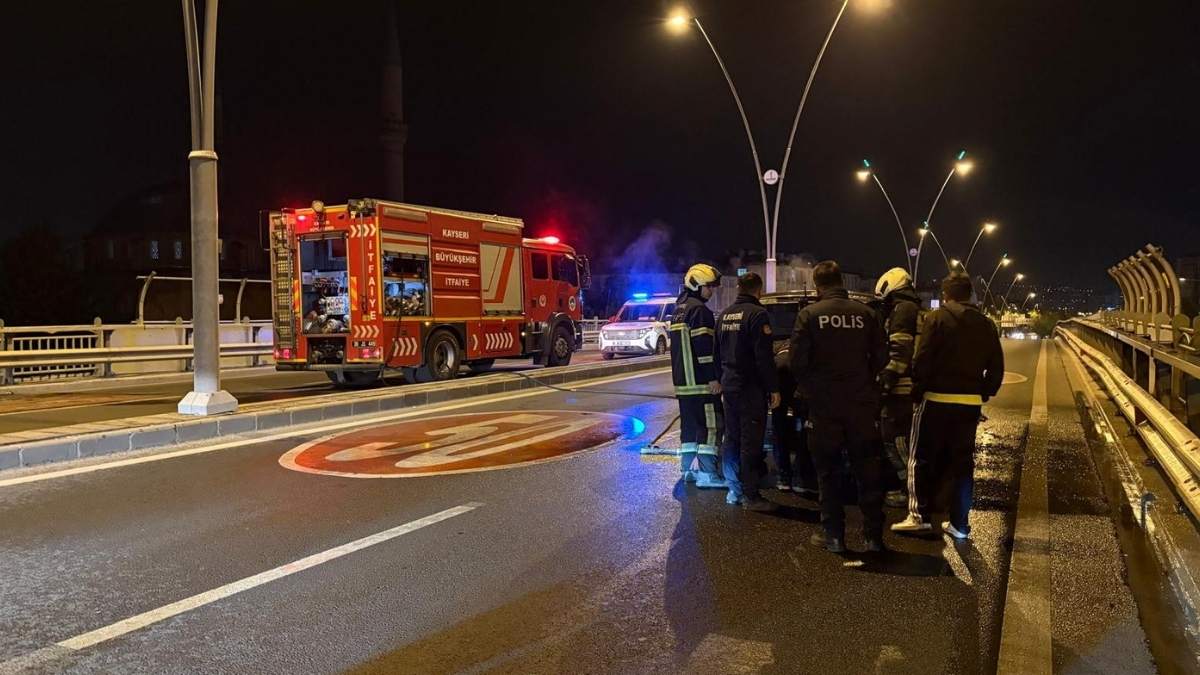 Kayseride Seyir Halinde Otomobil Alev Aldı3