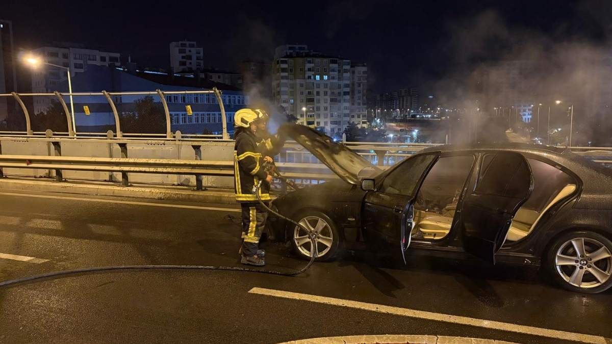 Kayseride Seyir Halinde Otomobil Alev Aldı4