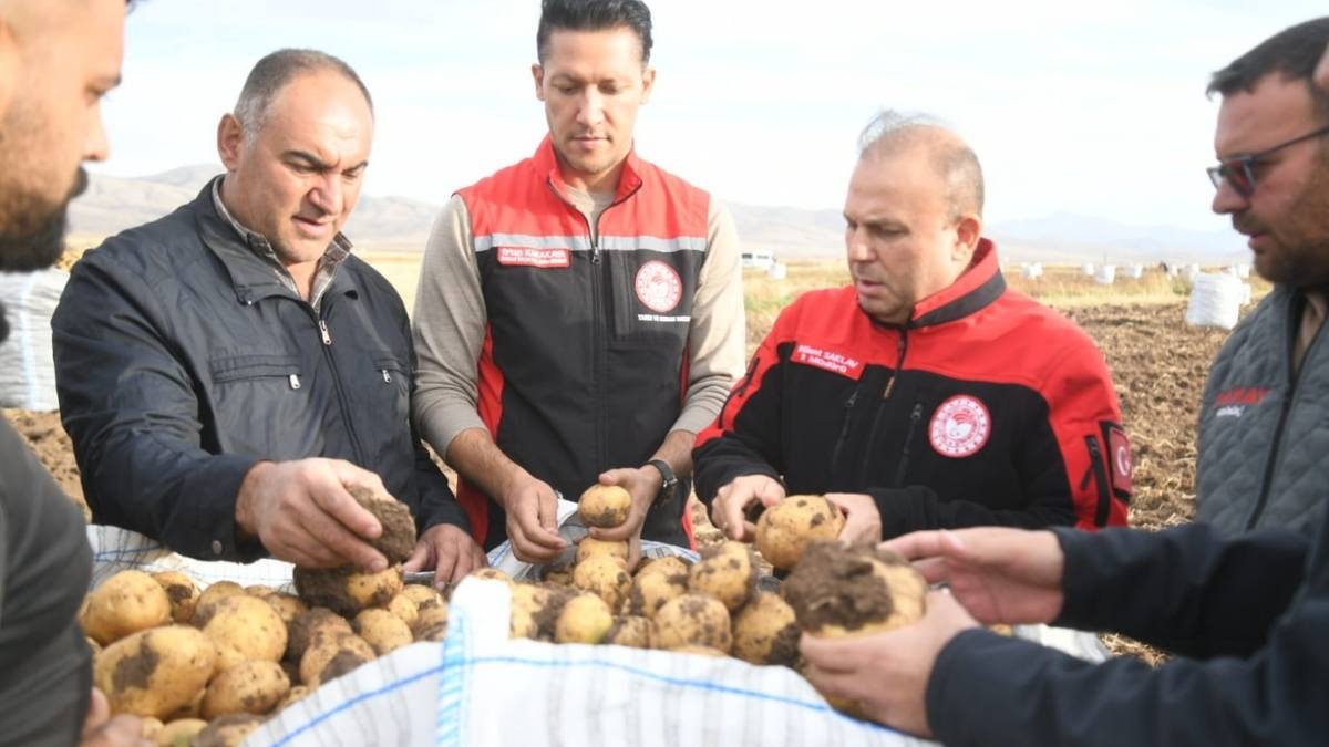 Kayseri'de Tarım Işçileri Kovaları Havaya Attı