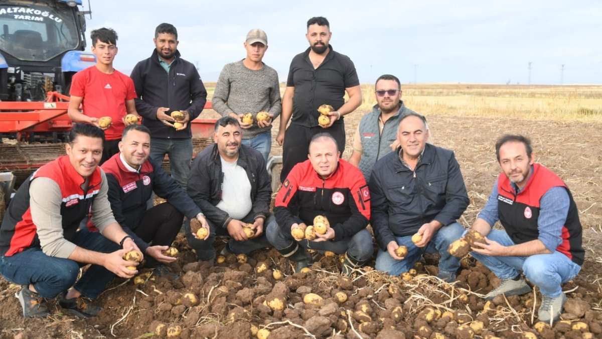 Kayseri'de Tarım Işçileri Kovaları Havaya Attı2