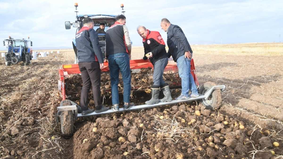 Kayseri'de Tarım Işçileri Kovaları Havaya Attı3