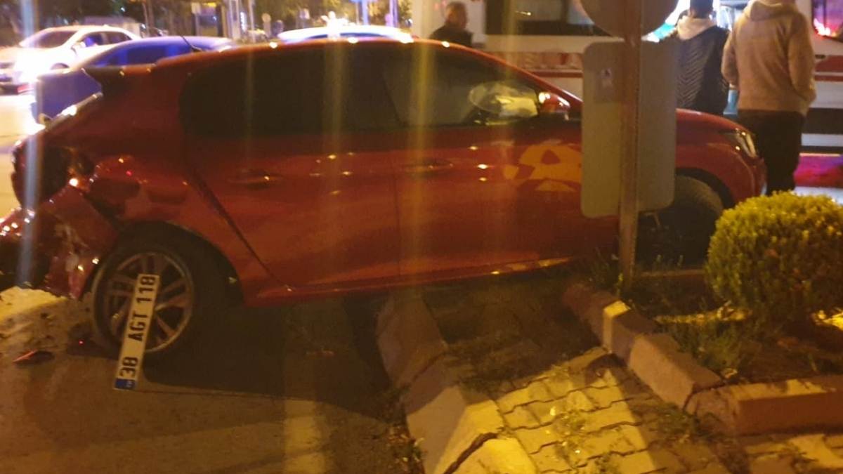 Kayseri’de Tuna Kavşağı’nda Feci Kaza İki Kişi Ağır Yaralı!4