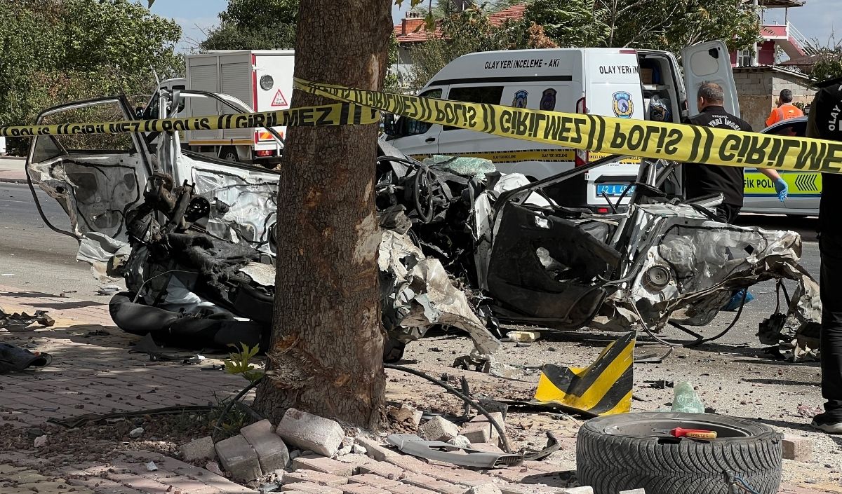 Konya’da Direğe Çarpan Otomobil Ikiye Bölündü, 1 Ölü 1 Yaralı (1)