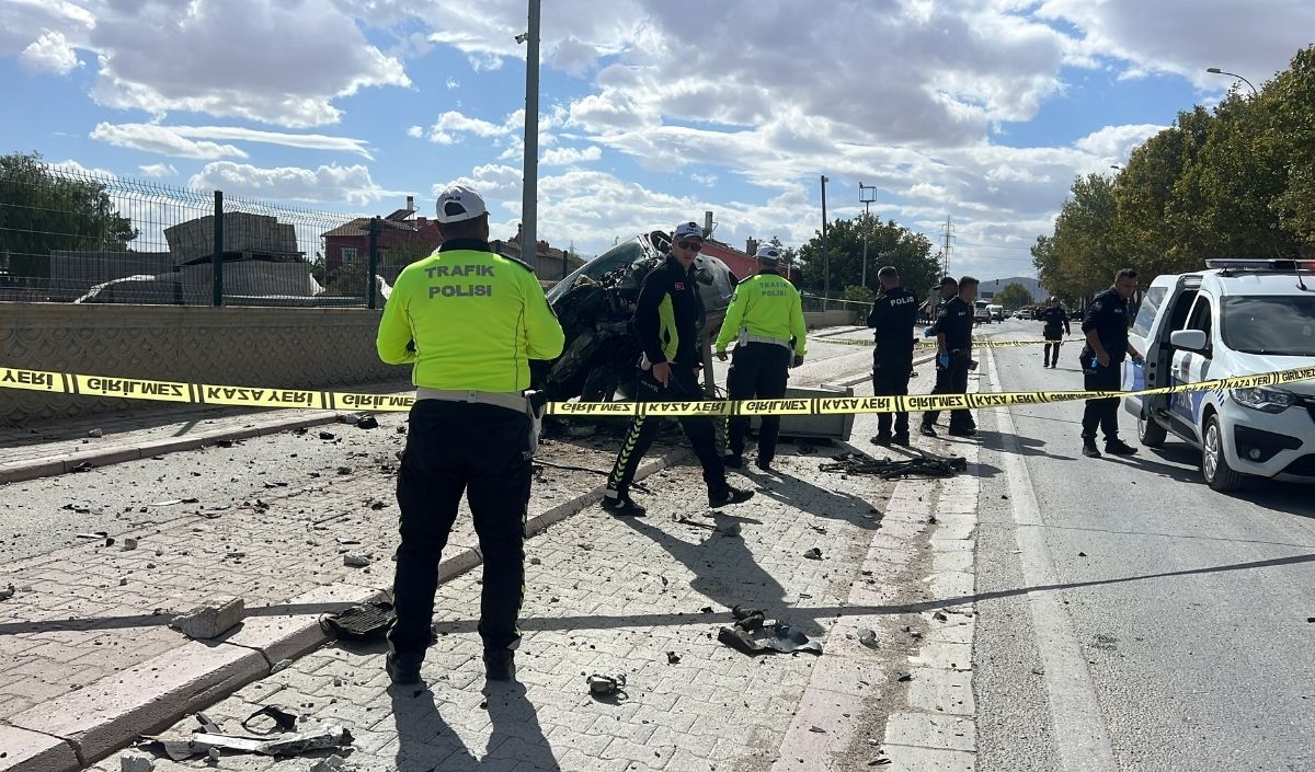 Konya’da Direğe Çarpan Otomobil Ikiye Bölündü, 1 Ölü 1 Yaralı (2)