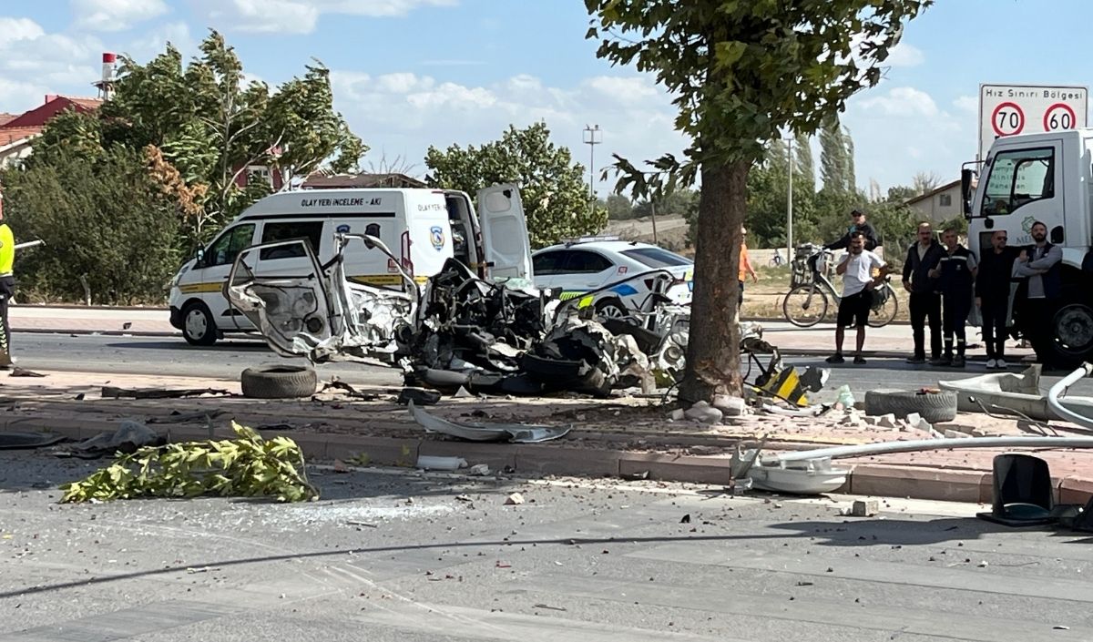 Konya’da Direğe Çarpan Otomobil Ikiye Bölündü, 1 Ölü 1 Yaralı (3)
