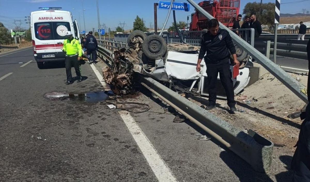 Konya’da Otomobil Direğe Çarptı! 2 Yaralı (2)