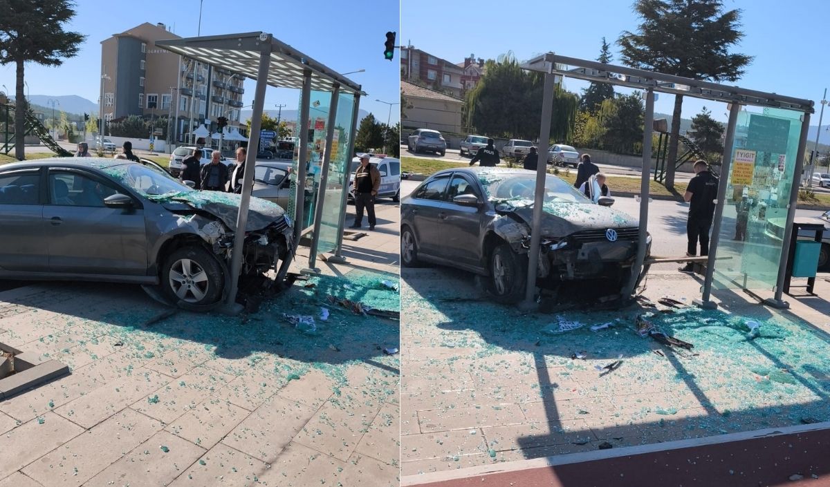 Konya’da Otomobil Durağa Daldı 1 Yaralı (1)