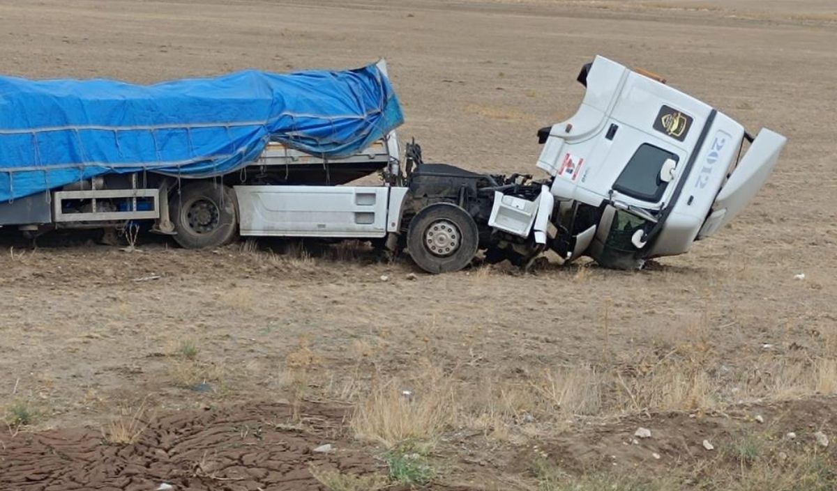 Konya’da Tır Şarampole Yuvarlandı! Şoför Burnu Bile Kanamadan Kurtuldu (2)