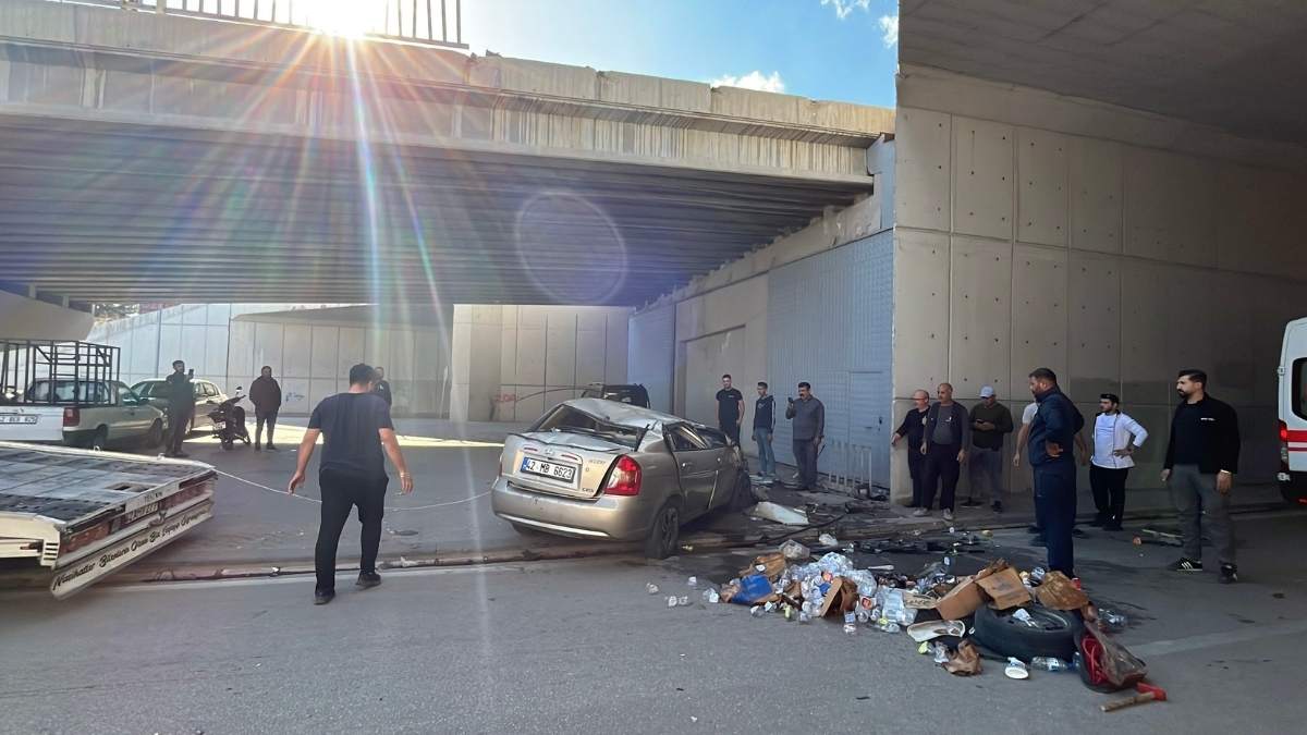 Konya’da Üst Geçitte Dehşet Anı Otomobil Bariyerleri Aşıp Aşağı Düştü!