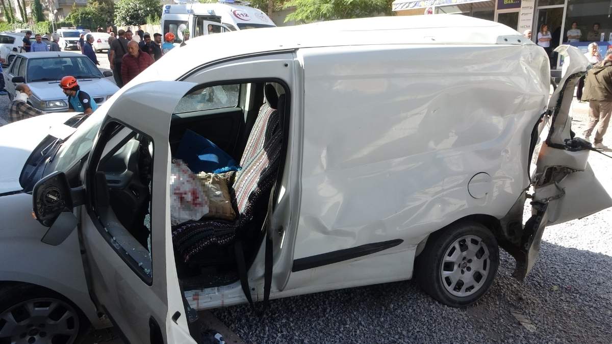Malatya Hafriyat Kamyonu Araclara Daldi (3)