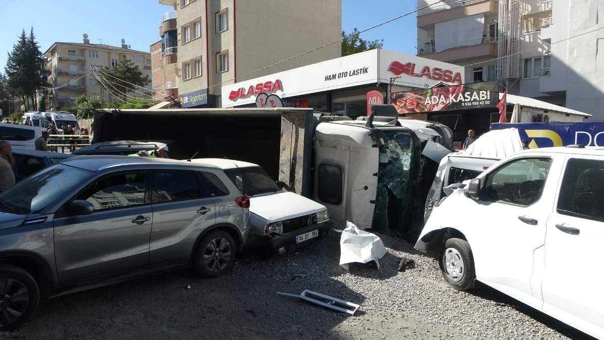 Malatya Hafriyat Kamyonu Araclara Daldi (4)