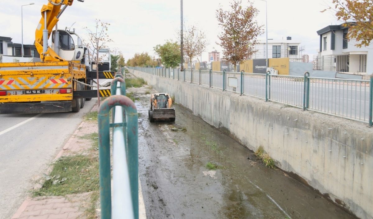 Meli̇kgazi̇ Beledi̇yesi̇, Sonbahar Yağişlari Öncesi̇ Taşkin Suyu Kanallarini Temi̇zli̇yor (1)