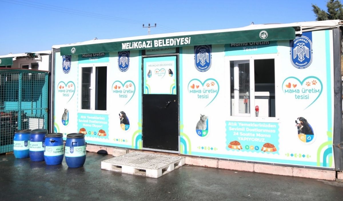 Meli̇kgazi̇'de Sifir Atik İle Yemek Atiklari Can Dostlar İçi̇n Mamaya Dönüşüyor (1)