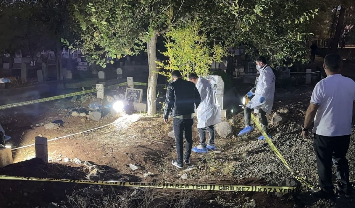 Mezarlıkta Bebek Cesadi