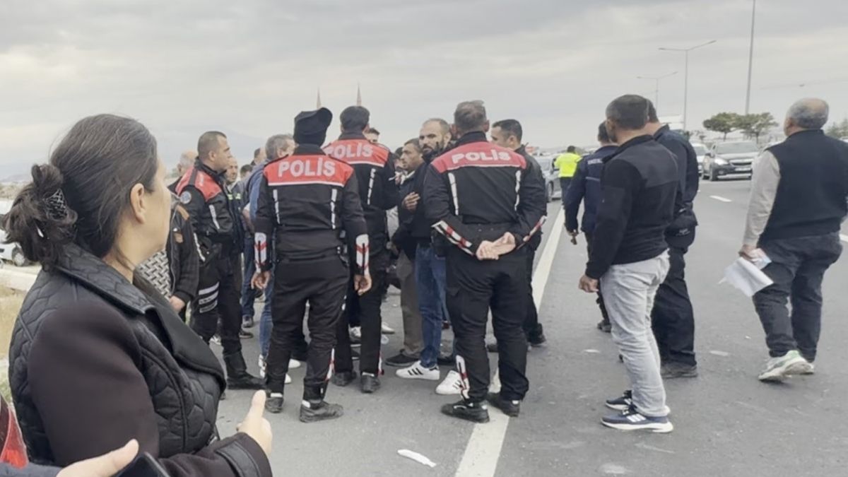 Polis Cenazesine Saldiri (1)