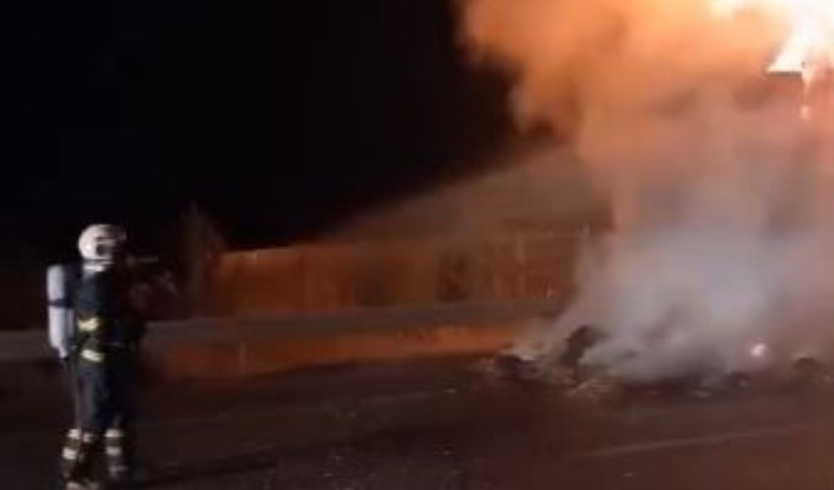 Saman Yüklü Tır Alev Topuna Döndü (1)