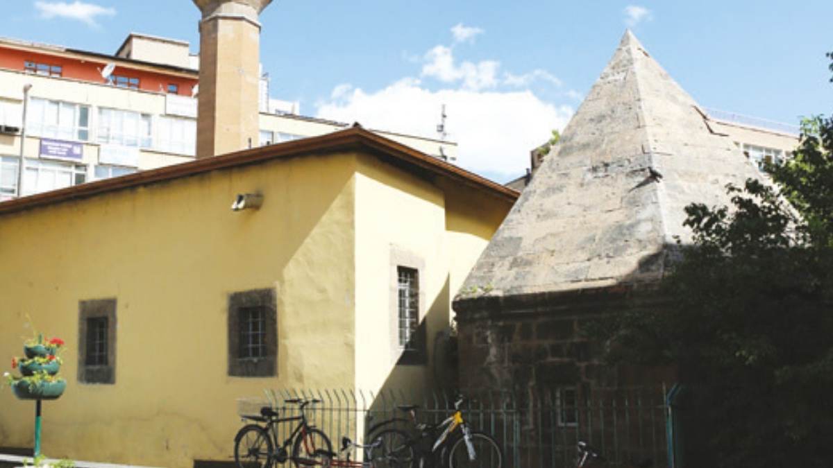Şeyh Tennuri Türbesi