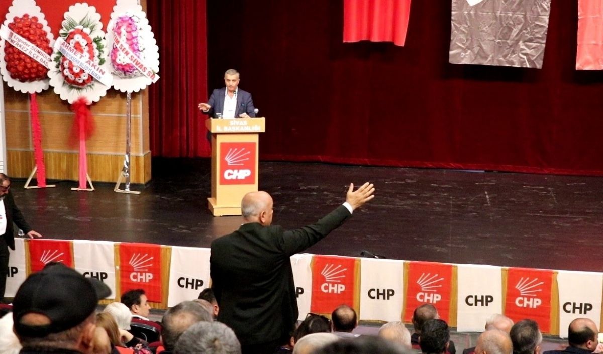 Sivas Chp İl Kongresi'nde Etek Krizi (2)